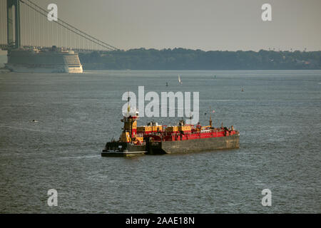 Les barges et remorqueurs d'huile sur le fleuve Hudson. Nouvelle Ville USA Banque D'Images