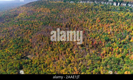 Photo aérienne avec une vue sur le beau feuillage d'automne au parc d'état de Minnewaska préserver. Banque D'Images