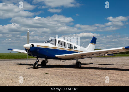 Piper P28a Cherokee Warrior, immatriculation G-BOFZ, à Dunkeswell, Devon. Construit en 1978. Banque D'Images