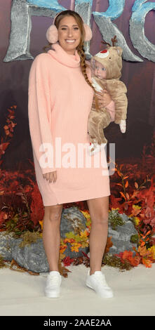 La photo doit être crédité ©Presse Alpha 078237 17/11/2019 Stacey Solomon avec son fils Rex Toby Francis Swash au Frozen 2 Première européenne tenue à BFI Southbank à Londres Banque D'Images