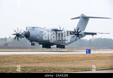 Graben, Allemagne. 21 Nov, 2019. L'Airbus A400M transporteur militaire atterrit à Lagerlechfeld air base pendant un événement d'information pour les responsables politiques locaux sur le stationnement de l'aéronef. Dans les années à venir, l'hôte de l'air à Lechfeld souabe est d'être étendu à l'autre emplacement pour le nouvel A400M. Credit : Matthias Balk/dpa/Alamy Live News Banque D'Images