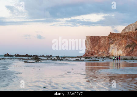 Coucher du soleil sur la falaise d'icapui dans le nord du Brésil Banque D'Images