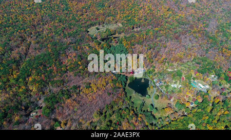 Vue de dessus de l'antenne de l'automne parc avec lac. Parc d'état de Minnewaska Préserver, NEW YORK. Banque D'Images