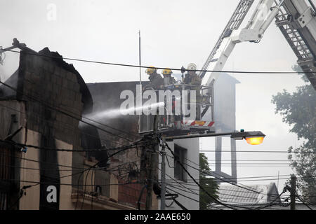 Buenos Aires, Buenos Aires, Argentine. 21 Nov, 2019. Bataille des pompiers usine chimique massive blaze à San Martin, à Buenos Aires. Credit : Claudio Santisteban/ZUMA/Alamy Fil Live News Banque D'Images