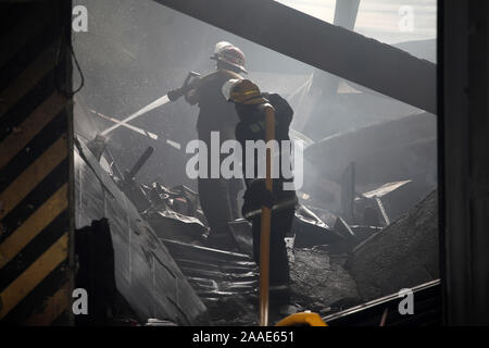 Buenos Aires, Buenos Aires, Argentine. 21 Nov, 2019. Bataille des pompiers usine chimique massive blaze à San Martin, à Buenos Aires. Credit : Claudio Santisteban/ZUMA/Alamy Fil Live News Banque D'Images