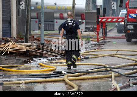 Buenos Aires, Buenos Aires, Argentine. 21 Nov, 2019. Bataille des pompiers usine chimique massive blaze à San Martin, à Buenos Aires. Credit : Claudio Santisteban/ZUMA/Alamy Fil Live News Banque D'Images