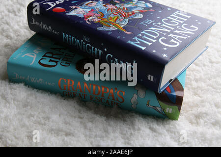 David Walliams pile livre, The Midnight Gang et Grandpa's Great Escape on white Banque D'Images