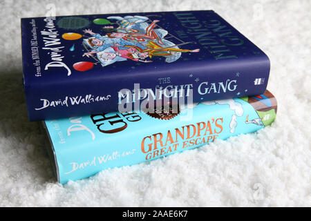 David Walliams pile livre, The Midnight Gang et Grandpa's Great Escape on white Banque D'Images