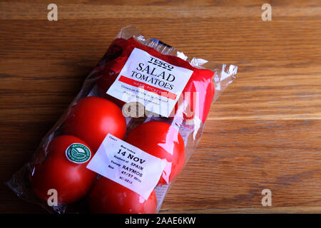 Salade de tomates rouges Tesco Poly plastique scellé wrapper sur table en bois Banque D'Images