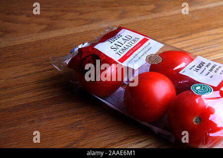 Salade de tomates rouges Tesco Poly plastique scellé wrapper sur table en bois Banque D'Images