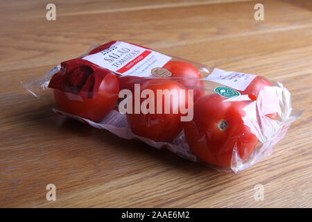 Salade de tomates rouges Tesco Poly plastique scellé wrapper sur table en bois Banque D'Images