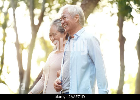 Happy senior asian couple parler de détente en plein air dans la région de park Banque D'Images