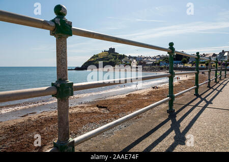 Vue de la promenade vers le château, Criccieth, Gwynedd, au nord du Pays de Galles Banque D'Images