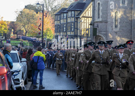 Des dignitaires militaires, et les gens de Uhldingen-mühlhofen fréquentant Dimanche du souvenir à Shrewsbury. Vue sur Château de Shrewsbury et paradant dans Château St. Banque D'Images