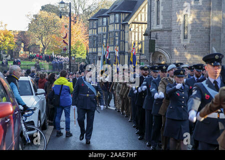 Des dignitaires militaires, et les gens de Uhldingen-mühlhofen fréquentant Dimanche du souvenir à Shrewsbury. Vue sur Château de Shrewsbury et paradant dans Château St. Banque D'Images