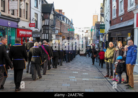 Des dignitaires militaires, et des gens de tous les Dimanche du souvenir à Shrewsbury Shrewsbury. Vue ici défilant vers le bas de la colline de la fierté. Banque D'Images