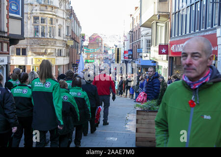 Des dignitaires militaires, et des gens de tous les Dimanche du souvenir à Shrewsbury Shrewsbury. Vue ici défilant vers le bas de la colline de la fierté. Banque D'Images