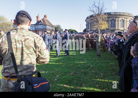 Des dignitaires militaires, et des gens de tous les Dimanche du souvenir à Shrewsbury Shrewsbury. Vue ici au monument commémoratif de guerre dans la carrière. Banque D'Images