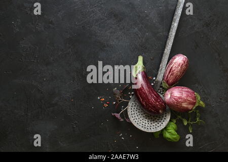 Plusieurs zebra d'aubergine sur fond d'ardoise sombre. Banque D'Images