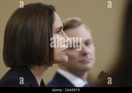 Washington, United States. 21 Nov, 2019. Fiona Hill, ancien directeur principal du Conseil national de sécurité pour l'Europe et la Russie, témoigne David Holmes, représentant de l'ambassade US en Ukraine à l'écoute, à la Chambre de mise en accusation du Comité sur le renseignement en audience le président Donald Trump sur la colline du Capitole à Washington, DC, le jeudi 21 novembre, 2019. Credit : UPI/Alamy Live News Banque D'Images