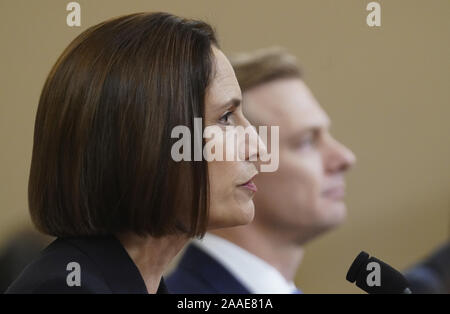 Washington, United States. 21 Nov, 2019. Fiona Hill, ancien directeur principal du Conseil national de sécurité pour l'Europe et la Russie, témoigne David Holmes, représentant de l'ambassade US en Ukraine à l'écoute, à la Chambre de mise en accusation du Comité sur le renseignement en audience le président Donald Trump sur la colline du Capitole à Washington, DC, le jeudi 21 novembre, 2019. Credit : UPI/Alamy Live News Banque D'Images