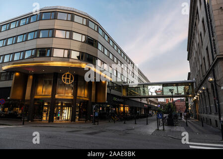 Malmö, Suède - août 28, 2019 : Façade de la Hansa shopping mal la nuit à Malmö, Suède Banque D'Images