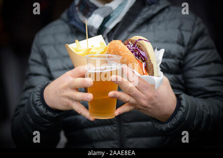 L'Italie, la Lombardie, l'homme mains tenant un hamburger Banque D'Images