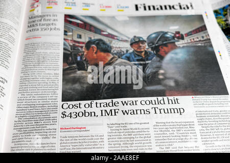 "Coût de guerre commerciale pourrait frapper de 430 milliards de dollars, le FMI met en garde contre des Trump gros titre de journal article dans la section financière du journal The Guardian, Londres UK Banque D'Images