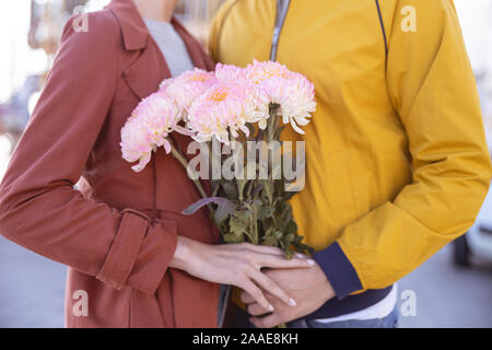 Homme donnant à un bouquet à sa chère amie Banque D'Images