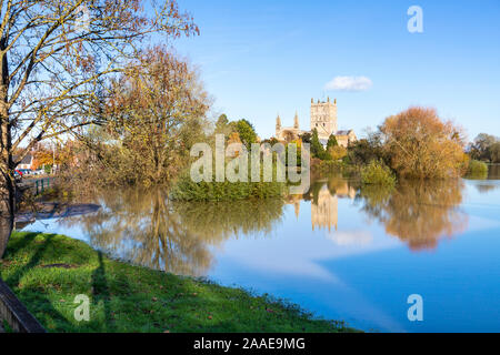 Abbaye de Tewkesbury reflète dans l'eau de l'inondation le 18/11/2019. Tewkesbury, Severn Vale, Gloucestershire UK Banque D'Images