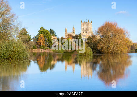 Abbaye de Tewkesbury reflète dans l'eau de l'inondation le 18/11/2019. Tewkesbury, Severn Vale, Gloucestershire UK Banque D'Images