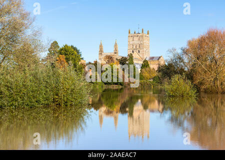 Abbaye de Tewkesbury reflète dans l'eau de l'inondation le 18/11/2019. Tewkesbury, Severn Vale, Gloucestershire UK Banque D'Images