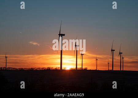 Westboro, Missouri - éoliennes au coucher du soleil dans le nord-ouest de l'Oregon. Banque D'Images