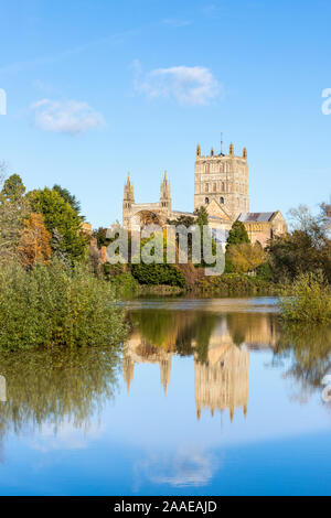 Abbaye de Tewkesbury reflète dans l'eau de l'inondation le 18/11/2019. Tewkesbury, Severn Vale, Gloucestershire UK Banque D'Images