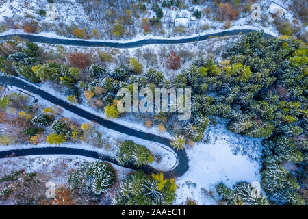 Vue aérienne de la route de la Gomba après une chute de neige en automne. Bognanco, Val Bognanco, Val d'Ossola, Verbano Cusio Ossola district, Piémont, Italie. Banque D'Images