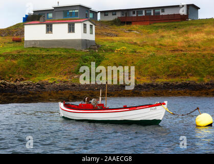 Village de pêcheurs Djupivogur islandais et marina bateaux colorés à port dans l'ouest, l'Islande Banque D'Images