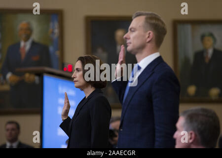 Novembre 21, 2019, Washington, District of Columbia, USA : l'ancien Conseil national de sécurité, la Russie et le conseiller expert Fiona Hill aux affaires politiques à l'ambassade des États-Unis en Ukraine David Holmes sont assermentés pour témoignage devant la U.S. House Permanent Select Committee on Intelligence sur la colline du Capitole à Washington, D.C., États-Unis, le jeudi 21 novembre, 2019. (Crédit Image : © Stefani Reynolds/CNP via Zuma sur le fil) Banque D'Images