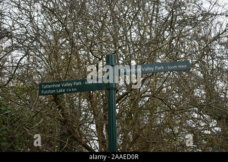 Milton Keynes sign post montrant la voie à Tattenhoe Furzton Lake et parc de la vallée. Banque D'Images