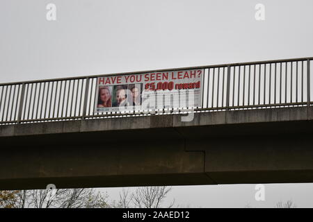 Poster sur une passerelle à Milton Keynes, faisant appel pour plus d'informations sur Leah Croucher, qui a disparu en février 2019, âgé de 19 ans. Banque D'Images