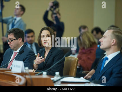 Washington, USA. 21 Nov 2019. Fiona Hill j'ai un spécialiste des affaires étrangères t0 et un ancien fonctionnaire au Conseil de sécurité national spécialisé dans l'ex-Union soviétique, russe et européenne avec David Holmes, conseiller politique à l'ambassade américaine à Kiev, témoigner en public lors de l'enquête sur le potentiel d'impeachment du président Donald J. Trump. lors d'une audience du Congrès sur la colline du Capitole à Washington DC. Patsy Lynch/MediaPunch MediaPunch Crédit : Inc/Alamy Live News Banque D'Images