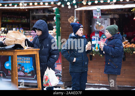 Lviv, Ukraine - 4 janvier, 2019 : enfants garçons manger fast food at winter fair fest Banque D'Images