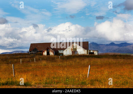 Nuages sur les exploitations et dans les champs et montagnes en Islande Banque D'Images