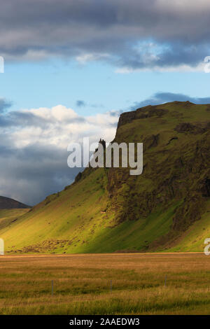 Nuages sur Dramtic de montagnes en Islande Banque D'Images