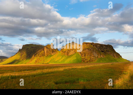 Dramtic de montagnes nuages sur la lumière du soir l'Islande Banque D'Images