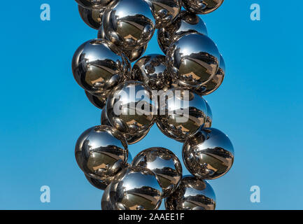 Grand arbre & l'oeil sculpture d'Anish Kapoor au Guggenheim Museum Bilbao, Espagne Banque D'Images