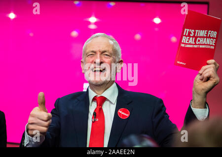 Birmingham, UK. 21 Nov, 2019. Leader du travail Jeremy Corbyn lance le Parti du Travail général manifeste à Birmingham. Le Royaume-Uni est de tenir une élection générale le jeudi 12 décembre avec des sondages serrés entre Jeremy Corbyn et Boris Johnson. Credit : Benjamin Wareing/Alamy Live News Banque D'Images