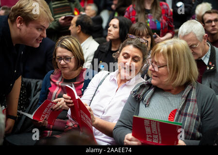 Birmingham, UK. 21 Nov, 2019. Les partisans du travail du travail lire le manifeste électoral général du parti à Birmingham. Le Royaume-Uni est de tenir une élection générale le jeudi 12 décembre avec des sondages serrés entre Jeremy Corbyn et Boris Johnson. Credit : Benjamin Wareing/Alamy Live News Banque D'Images