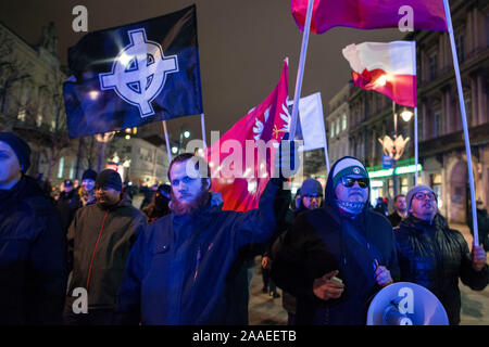 Les étudiants nationalistes qui agitait un drapeau avec la croix celtique qui est le symbole nazi de la suprématie blanche dans le monde pendant la manifestation.Anti-Fascists étudiants et des militants de l'Université de Varsovie réunis sous le slogan ici nous apprendre, nous ne viennent pas (un geste nazi Hitler de vœux), bloquant les portes du campus d'un groupe de nationalistes, qui voulait organiser un soi-disant gauchistes de protestation des élèves immigrants et l'endoctrinement des élèves LGBTQ polonaise par hall. Banque D'Images