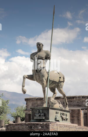 Statue de centaure, créature mythique de mi-homme mi-cheval, dans la ville en ruines Pompéi Banque D'Images