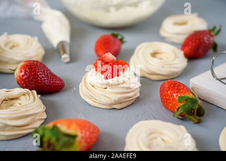 Meringues Pavlova aux fraises gâteaux avec vue de dessus Banque D'Images